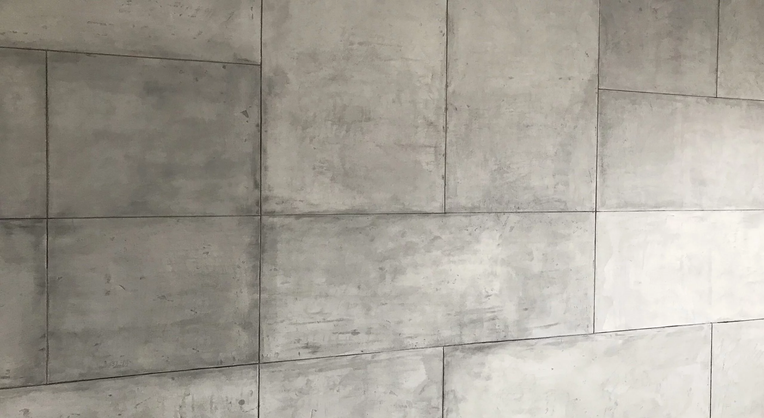 szary mikrocement jako beton architektoniczny na ścianie